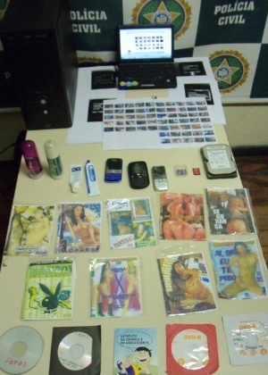 Material pornográfico apreendido na casa do suspeito, em Duque de Caxias, na Baixada Fluminense