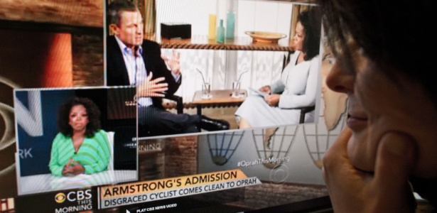 Mulher assiste ao This Morning, em que Oprah Winfrey revela detalhes da entrevista que fez com Armstrong