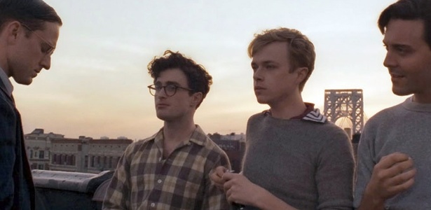 Daniel Radcliffe (ao centro, de óculos) interpreta Allen Ginsberg no filme Kill Your Darlings