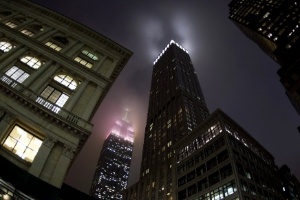 Luzes do Empire State Building iluminam a neblina, em Nova York (EUA)