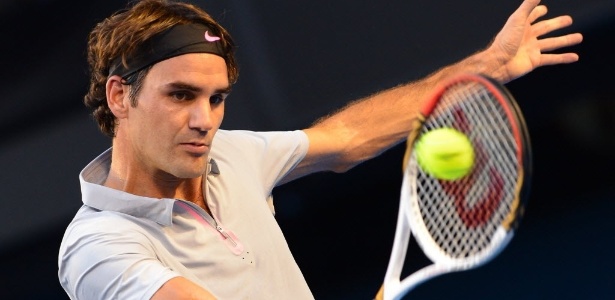 Roger Federer rebate bola na vitória contra o russo Nikolay Davidenko