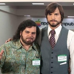 Ashton Kutcher, caracterizado como Steve Jobs e Josh Gad como Steve Wozniak