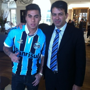 eduardo-vargas-veste-a-camisa-do-gremio-