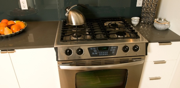 Se sua cozinha de poucos metros quadrados será planejada, o fogão embutido é uma boa alternativa
