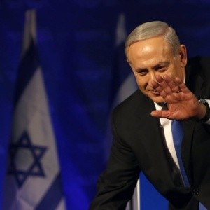 O premiê de Israel, Benjamin Netanyah, cumprimenta apoiadores em Tel Aviv (Israel) durante eleições