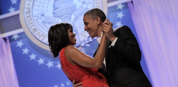 22.jan.2013 - O presidente dos Estados Unidos, Barack Obama, e a primeira-dama, Michelle Obama, dançam durante festa após cerimônia de posse no Centro de Convenções Walter E. Washington, em Washington (EUA)