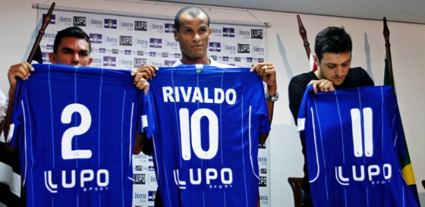 Rivaldo é apresentado junto com lateral Edson Ratinho (esq.) e atacante Eduardo