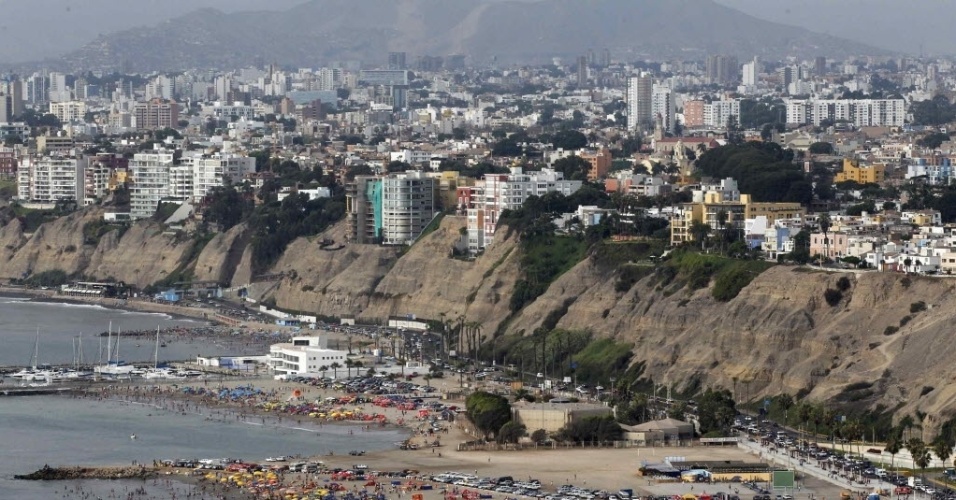 23.jan.2013 - Vista de Agua Dulce em Lima (Peru). A praia é uma das