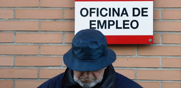 Homem aguarda para ser atendido em agência de empregos em Madri