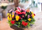 Bonito e barato: faça um arranjo com flores delicadas e coloridas que dispensa suportes 