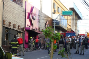 http://imguol.com/2013/01/27/27012013---fachada-da-boate-kiss-em-santa-maria-apos-o-incendio-que-deixou-ao-menos-180-mortos-na-madrugada-deste-domingo-26-1359292106926_300x200.jpg