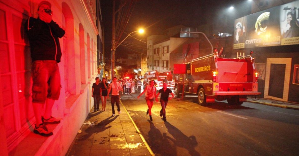 http://imguol.com/2013/01/27/27jan2013---incendio-de-grande-proporcao-atinge-a-boate-kiss-no-centro-de-santa-maria-rs-1359285105473_956x500.jpg