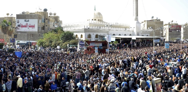 Milhares de pessoas acompanharam neste domingo o funeral das vítimas dos confrontos ocorridos no sábado (26) na cidade de Port Said, no Egito