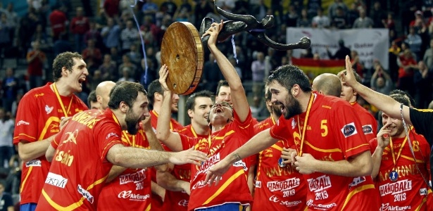 Jogadores da seleção da Espanha comemoram título mundial após vitória sobre a Dinamarca