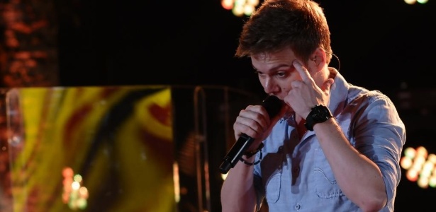 27.jan.2013 - Michel Teló grava primeira parte de seu terceiro DVD no Guarujá (SP); cantor lamentou tragédia com jovens em Santa Maria (RS)