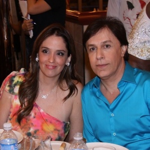 Ao lado da mulher Patrícia, o comediante Tom Cavalcante assiste ao show do cantor Roberto Carlos no projeto "Emocões em Alto Mar"