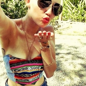 Miley Cyrus on Miley Cyrus Divulgou Uma Foto Das F  Rias Na Costa Rica  A Cantora