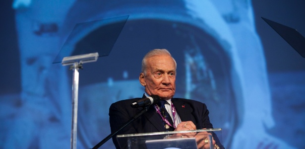 O ex-astronauta norte-americano Buzz Aldrin fala durante palestra na Campus Party