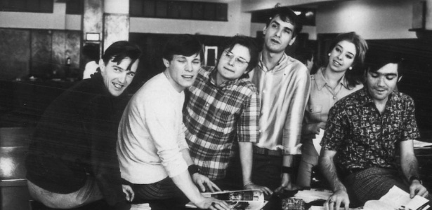 Nenê Benvenuti (de camisa xadrez) com os integrantes da banda Os Incríveis, em foto de 1967