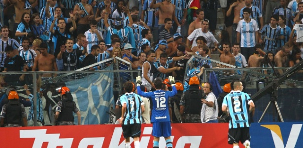 Torcida do Grêmio cai ao fazer Avalanche para comemorar gol contra a LDU