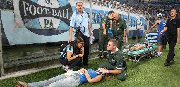 Torcedora é atendida pelos médicos após queda no jogo entre Grêmio e LDU 