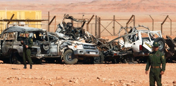 Soldados argelinos fazem guarda ao lado de carros danificados que eram usados por militantes extremistas, perto do campo de gás de In Amenas, no sudeste da Argélia. O campo foi sequestrado por rebeldes em janeiro deste ano