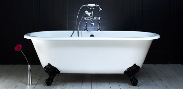 A banheira de imersão Cheshire, da Doka Bath Works, é uma réplica dos modelos vitorianos do século 19