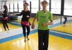 UOL Ginástica em Casa: aprenda passos intermediários de samba e gaste até 600 calorias com a dança  (Foto: UOL)