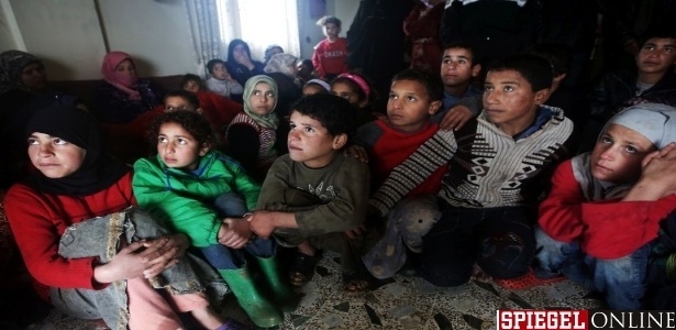 Reprodução/Der Spiegel Crianças sírias se aglomeram dentro de alojamento de campo de refugiados