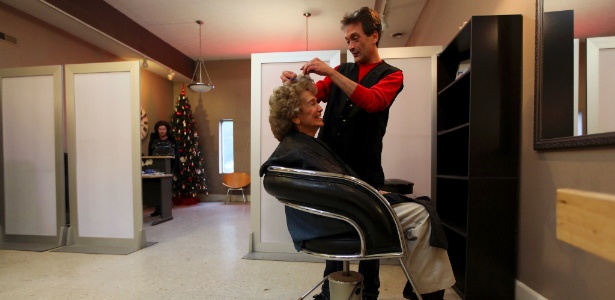 Johnny Cummings divide as tarefas de cabelereiro e de prefeito da cidadezinha de Vicco, no Kentucky (EUA)