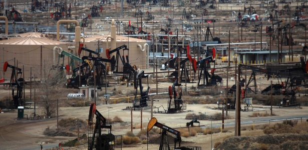 Poços de petróleo do chamado Campo de Xisto de Monterey, na Califórnia (EUA); diferentemente da Alemanha, EUA não possuem normas rígidas para controlar método controverso de exploração de gás de xisto