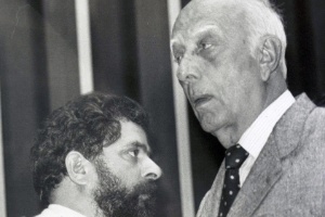 Luiz Inácio Lula da Silva, então líder do PT na Constituinte, e Ulysses Guimarães (PMDB-SP), presidente da Assembleia, conversam na Câmara dos Deputados em foto de 1987