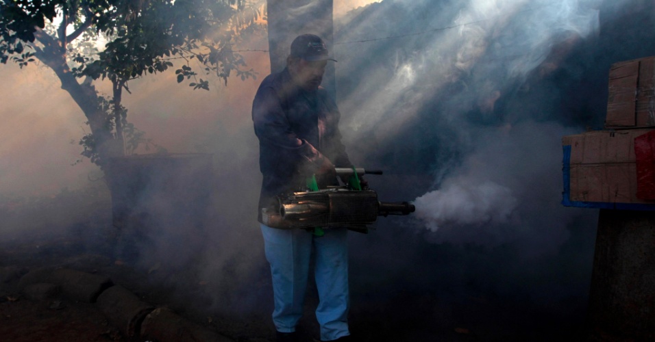 Agente de saúde fumiga casa de Manágua, nesta terça-feira (5), como