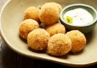 Bolinho de Mandioca com Linguiça Blumenau e Creme de Queijo
