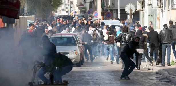 Manifestantes e policiais voltaram a se enfrentar na Tunísia nesta quinta-feira, segundo dia de protestos contra a morte do líder opositor Chokri Belaid, assassinado na quarta na capital Túnis. A morte causou a revolta da oposição contra o governo do partido islâmico Ennahda, acusado de apoiar extremistas