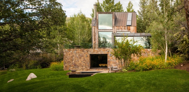 Em vez de competir com a paisagem, casa construída nos anos 1970 se funde e complementa a natureza 