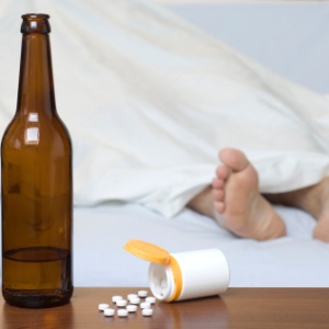 Abusar de analgésicos na ressaca pode irritar a mucosa do estômago, já prejudicada pelo álcool