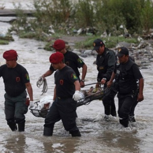 Equipe de resgate carrega corpo de vítima das inundações que atingem Arequipa, no sul do Peru