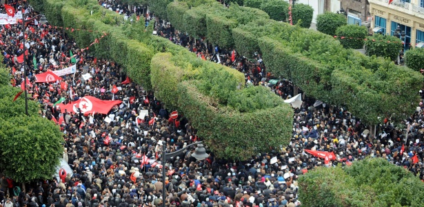 Apoiantes do partido tunisiano Al-Nahda participam de uma manifestação no centro de Túnis, na Tunísia, após o assassinato do líder da oposição, Chokri Belaid