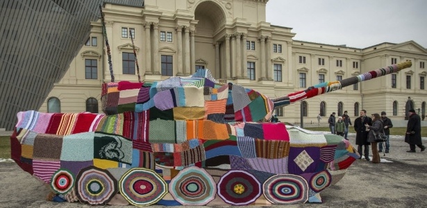 Tanque coberto com tricô decora entrada de museu da história militar em Dresden, na Alemanha