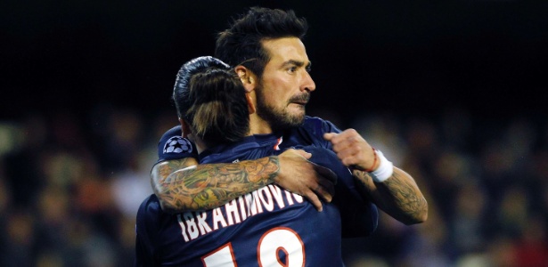12fev2013--lavezzi-comemora-com-ibrahimo