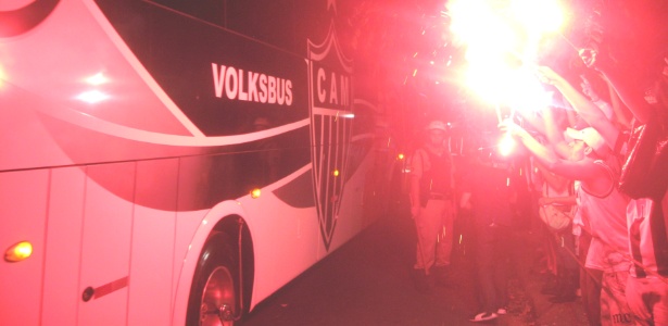 Torcida do Atlético-MG recepciona ônibus com jogadores; clube enfrentará maratona
