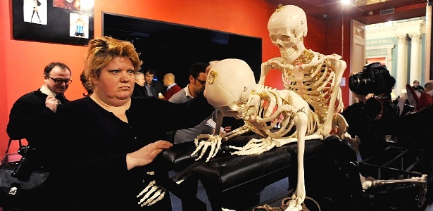 Mulher observa obra exposta no museu erótico aberto (hmm) recentemente em São Petersburgo, na Rússia