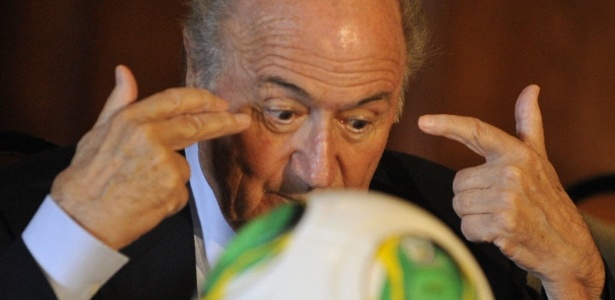 AFP PHOTO/ALEXANDER JOE "Agora que temos essa tecnologia, temos que ser transparentes", disse o presidente da Fifa, Joseph Blatter