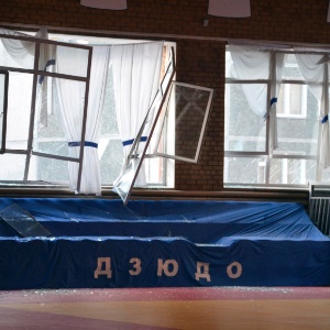 Janelas quebradas são vistas em centro esportivo da cidade de  Tcheliabinsk, Rússia. A onda de choque provocada pela explosão de meteoro na região feriu mais de mil pessoas