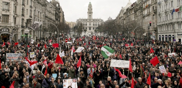 Confederação Geral dos Trabalhadores Portugueses faz manifestação sindical contra medidas de austeridade do governo, na cidade do Porto, em Portugal