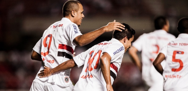 Jadson e Luis Fabiano comemoram gol do São Paulo