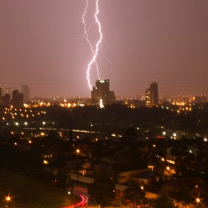 16.fev.2013 - Raios iluminaram o céu durante chuva que atingiu a região da zona oeste de São Paulo
