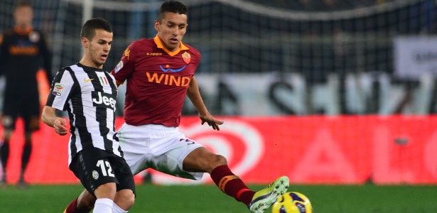 Marquinhos (dir), da Roma, desarma Sebastian Giovinco , da Juventus