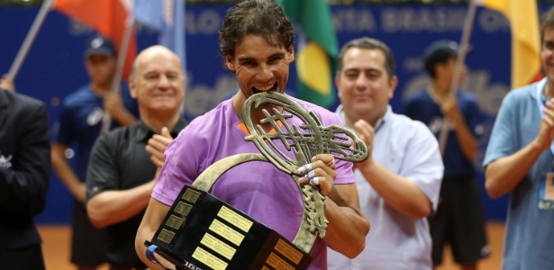 Rafael Nadal morde o troféu do Aberto do Brasil após vencer David Nalbandian na final